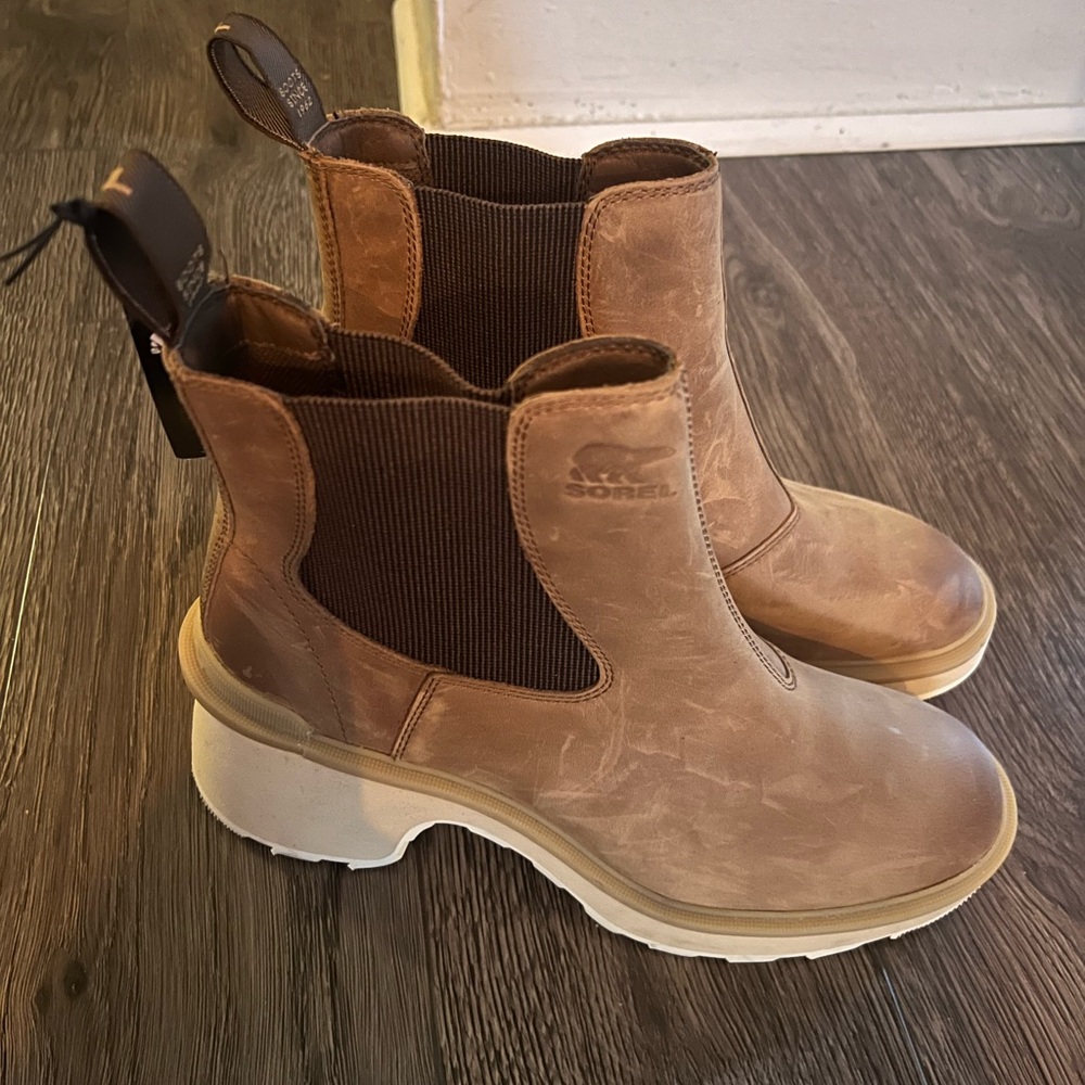 SOREL heeled size US 9 waterproof boots (heel 2.5”)